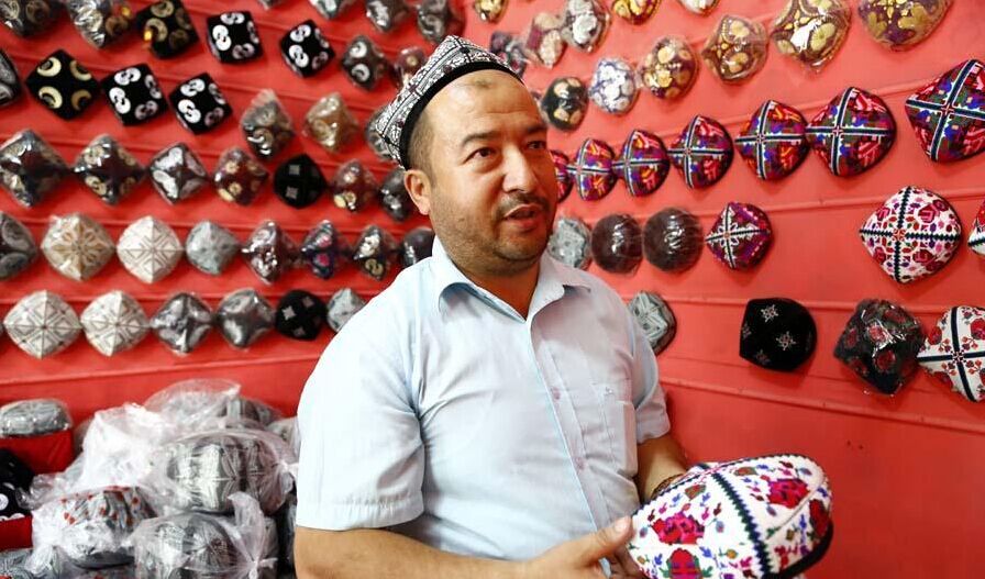 喀什商人的维吾尔族花帽店